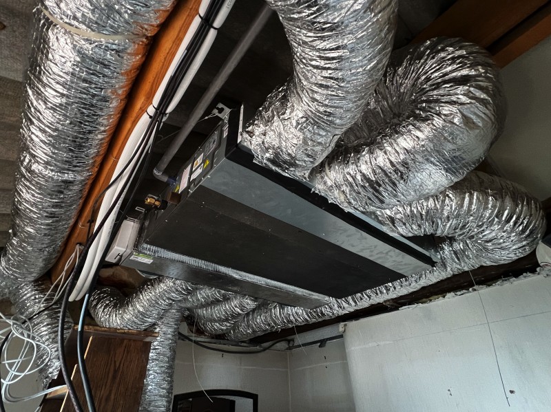 Installation de climatisation gainable et de bi split réversible Air Air dans une villa à Cassis