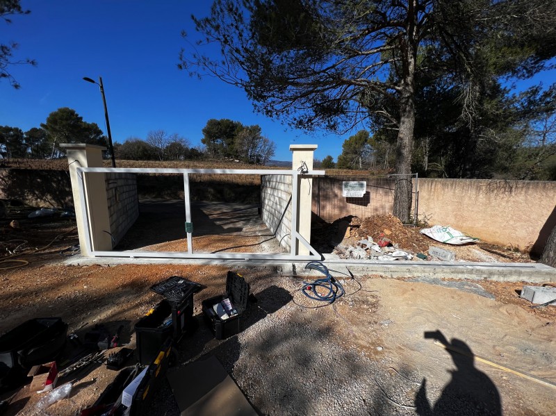 Installation d’un portail coulissant sur la commune de Pourrieres dans le Var