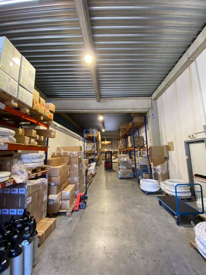 Relamping ou remplacement de vieux luminaires étanches fluo par des gamelles LED dans un entrepôt à Aubagne zone des Paluds