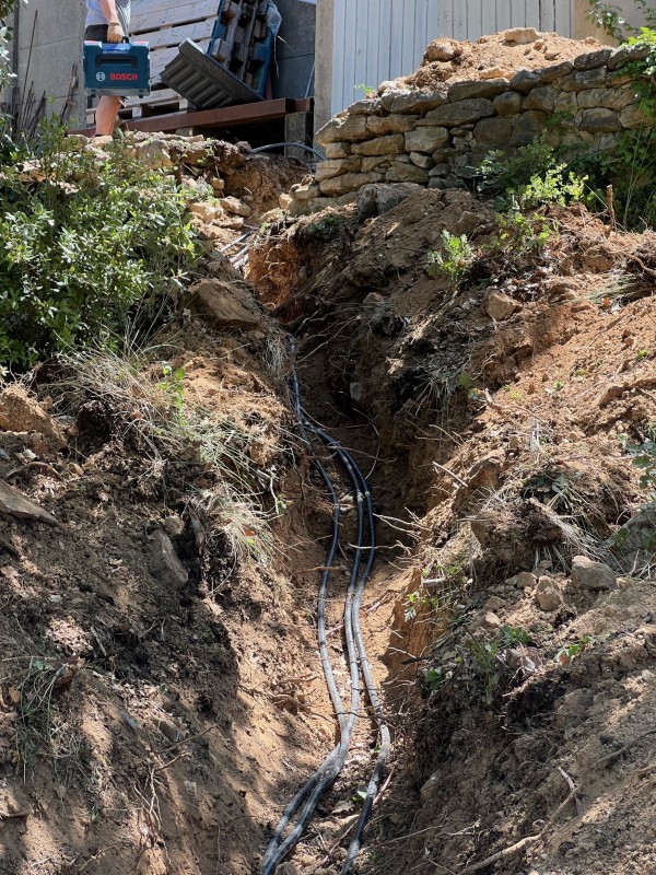 Tirage d'1 kilomètre de câbles pour alimenter une pompe d'alimentation d'eau dans le domaine viticole Grand Boise à Trets