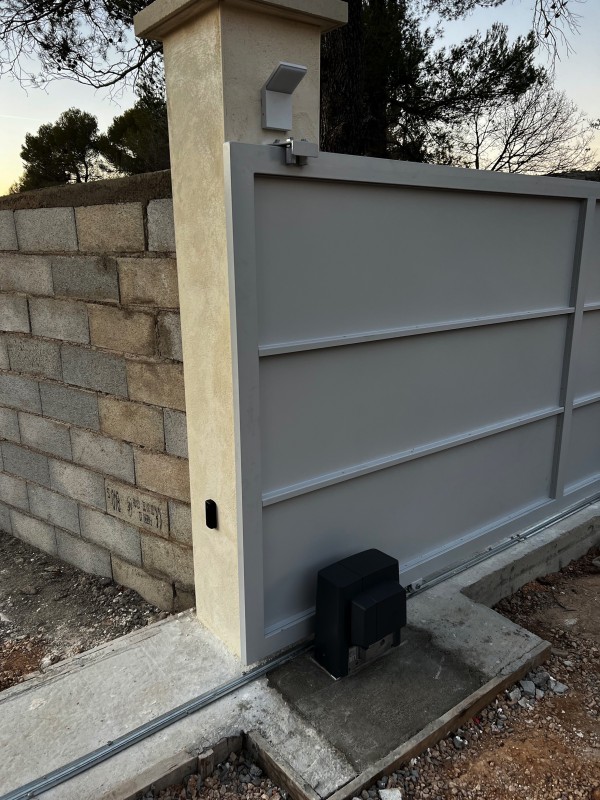 Installation d’un portail coulissant sur la commune de Pourrieres dans le Var