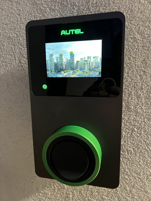 Installation d'une borne de recharge avec gestionnaire d'énergie pour véhicule électrique à Marseille