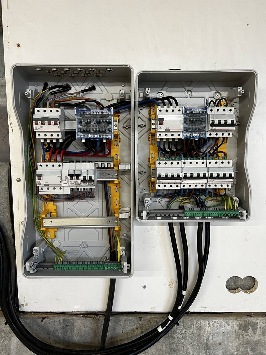Distribution électrique et éclairage dans un entrepôt à Trets