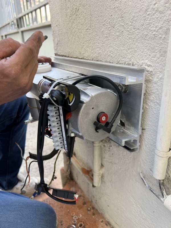 Remplacement d'une motorisation de portail battant